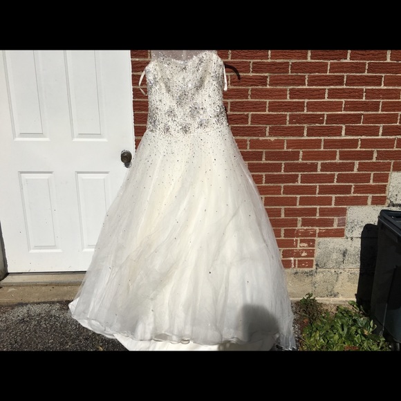 Wedding gown - Picture 3 of 8